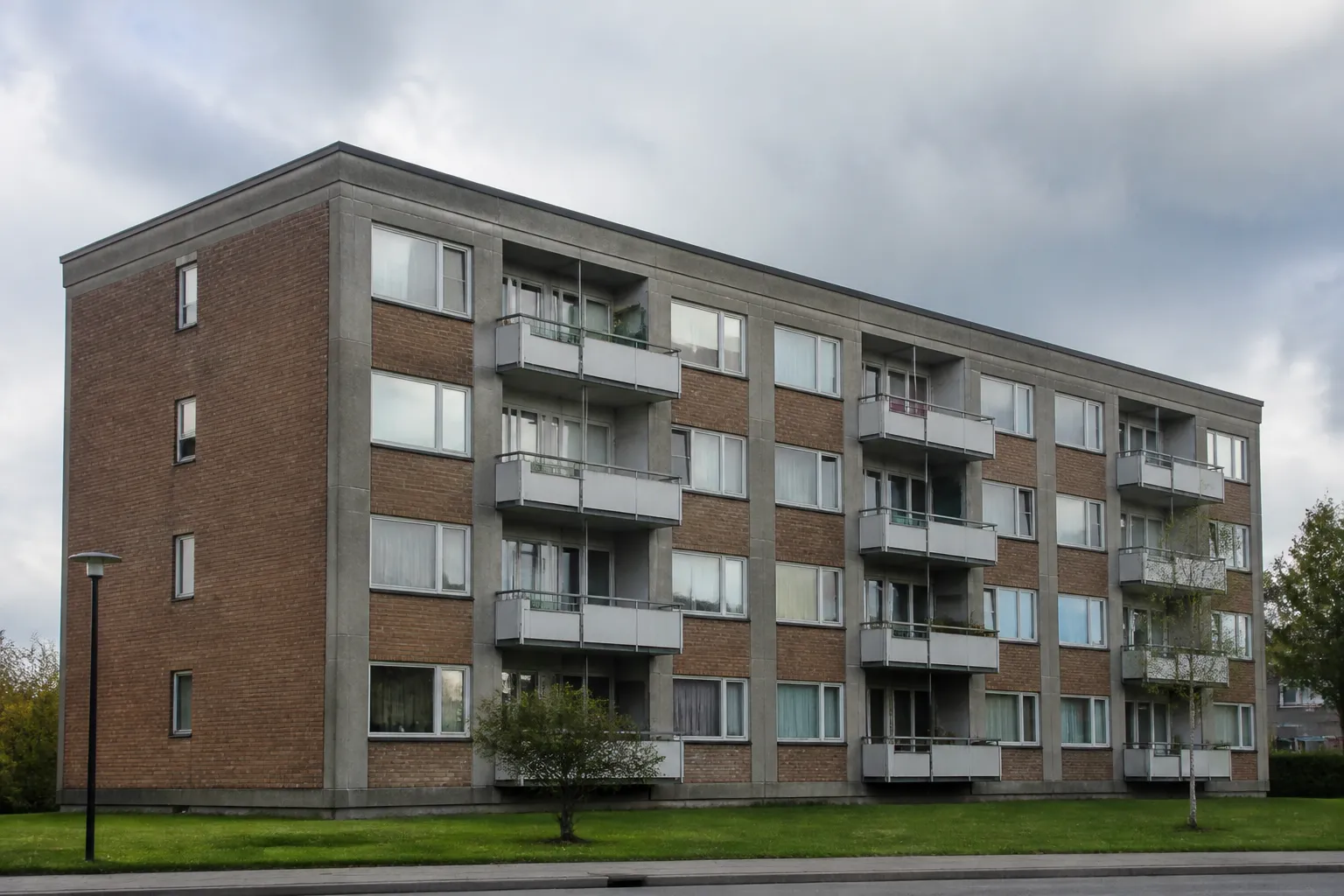 Immeuble résidentiel d'après-guerre en béton et brique dans une ville du Nord