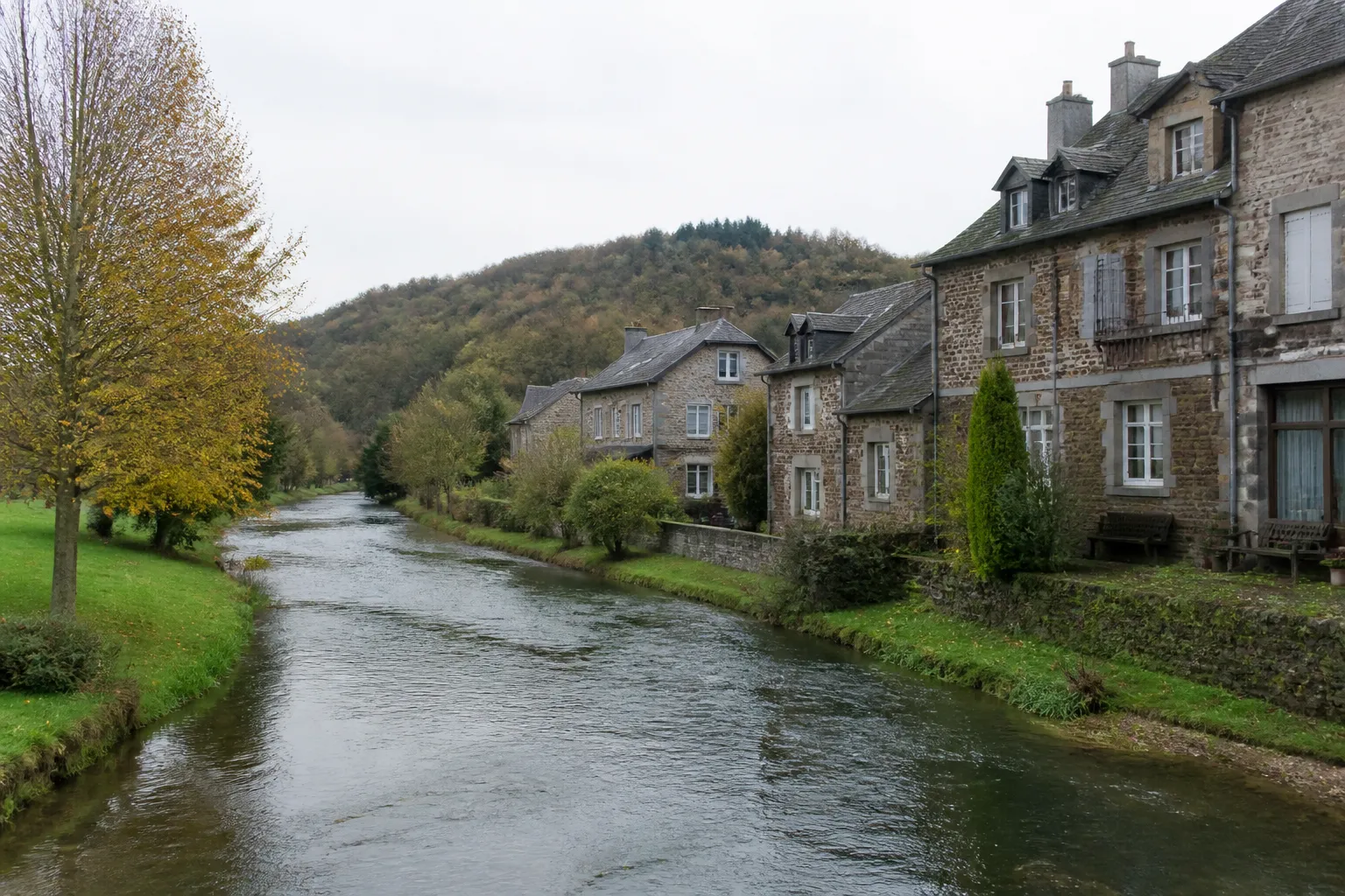 Rivière bordée de maisons dans une vallée de l’Oise