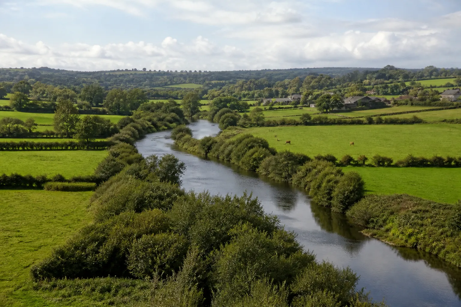 Rivière sinueuse dans un paysage de bocage