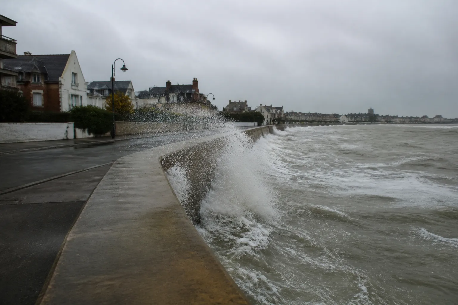 Digue et front de mer par temps venteux