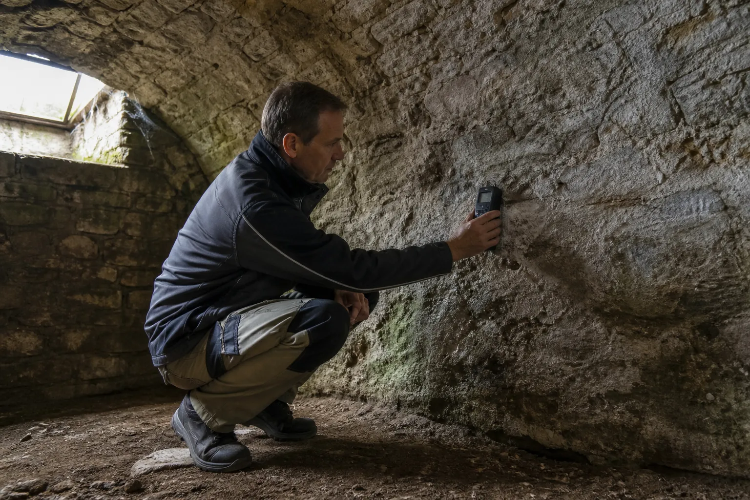 Mesure de l'humidité d'un mur de cave lors d'une expertise avant achat