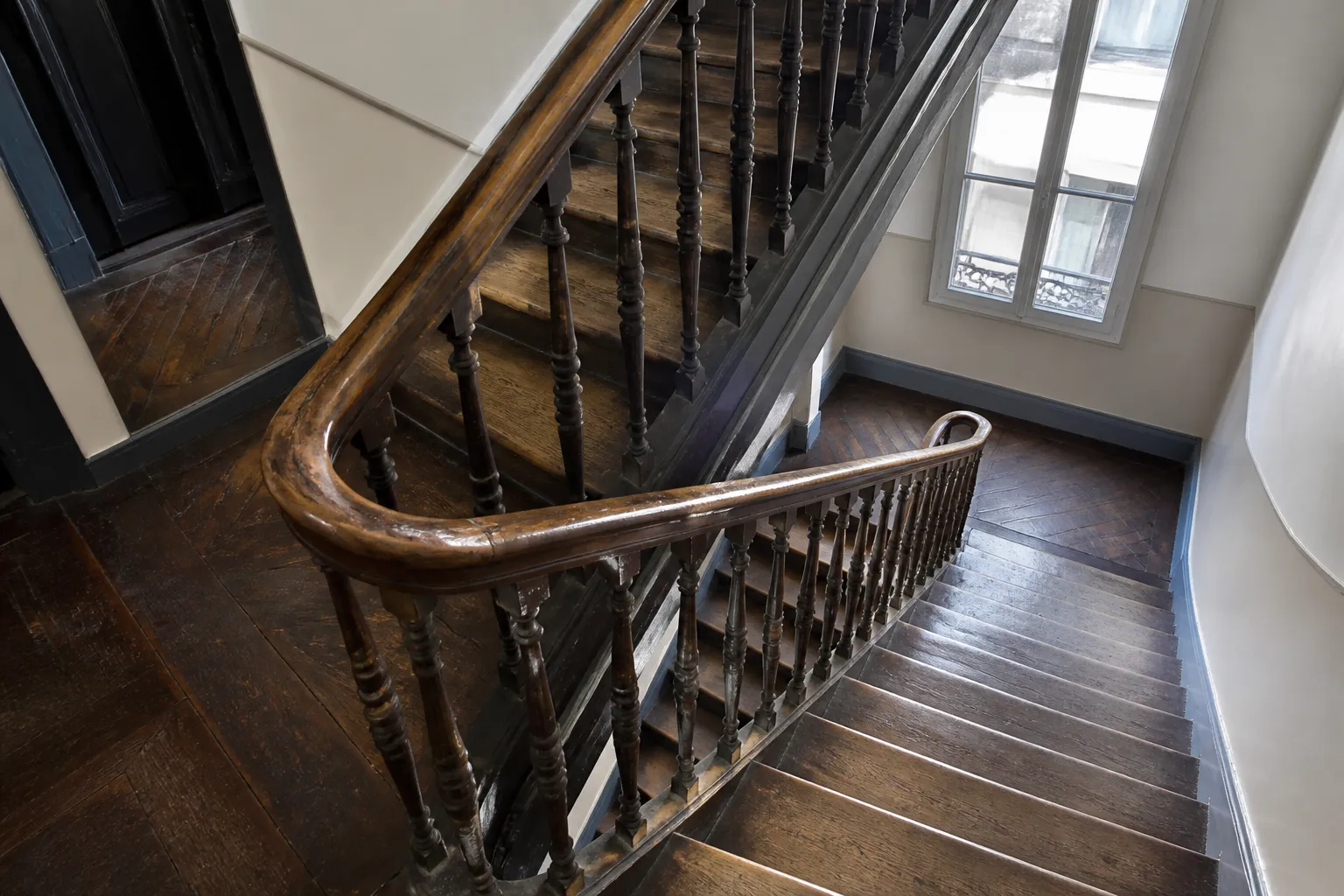 Cage d'escalier d'un immeuble ancien en copropriété