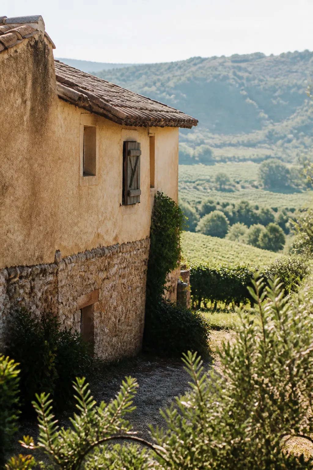 Maison ancienne aux murs de terre et de pierre examinée avant un achat dans le Rhône