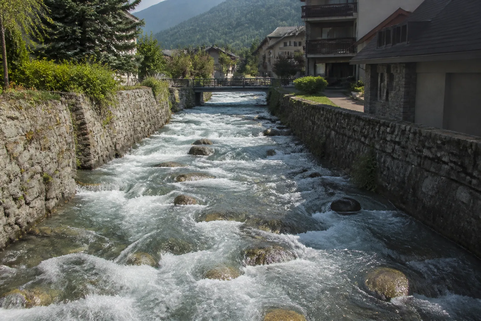 Torrent de montagne canalisé près d’habitations