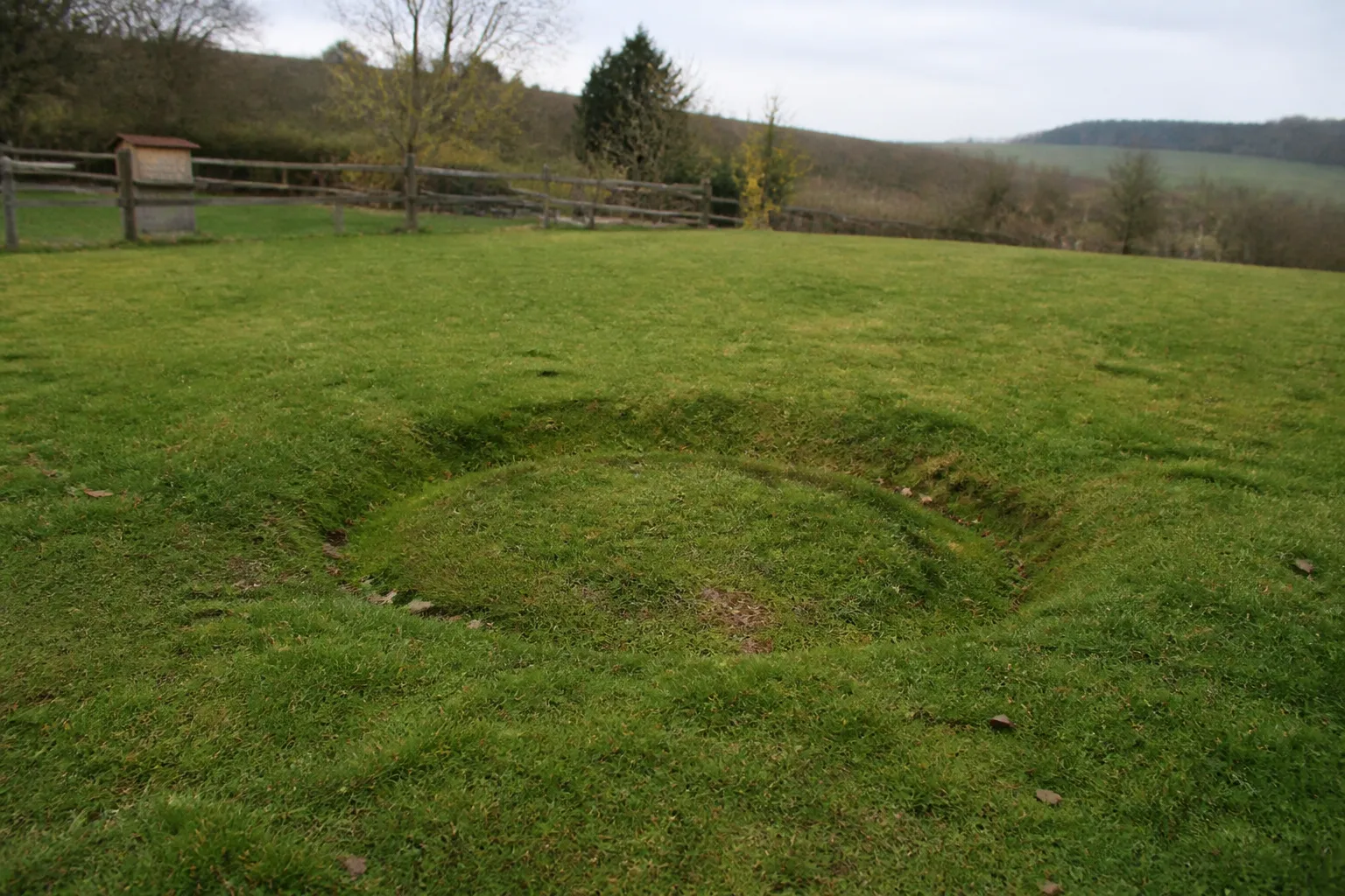 Affaissement circulaire dans un jardin pouvant signaler une ancienne cavité