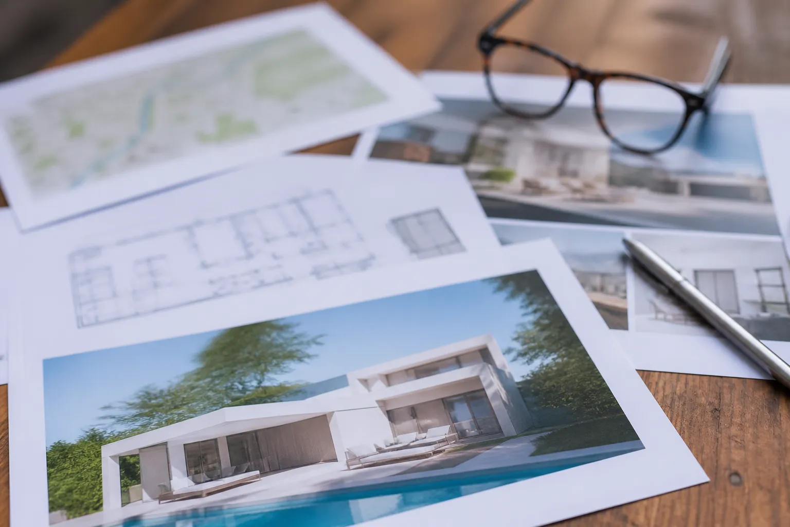 Documents de vente et carte des risques sur une table