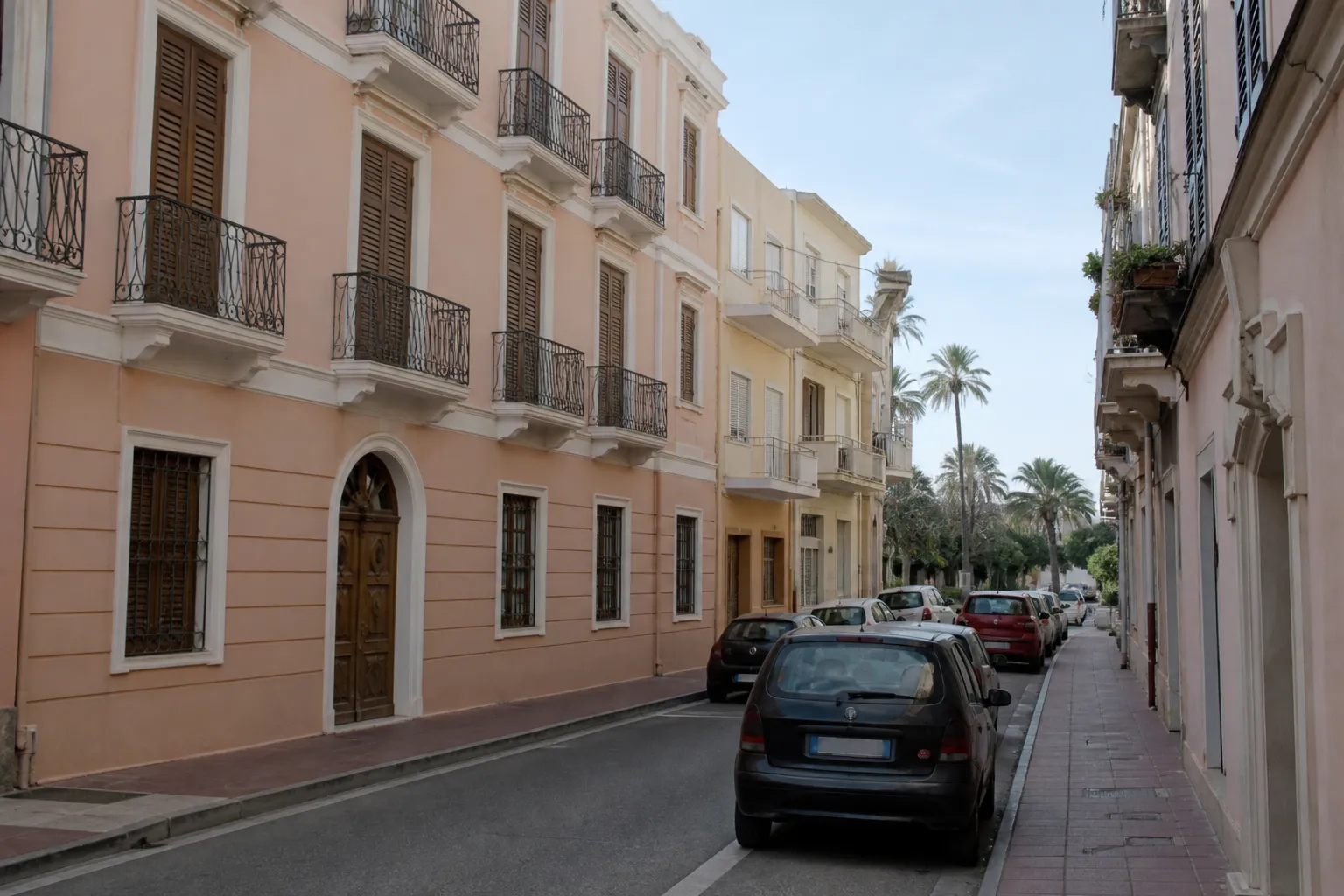 Rue résidentielle d’une ville du littoral du Var avec immeubles à balcons