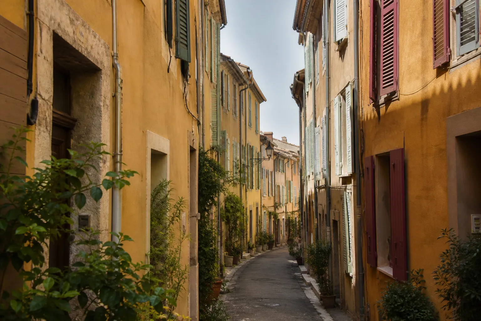 Rue de centre ancien avec maisons mitoyennes enduites dans le Vaucluse