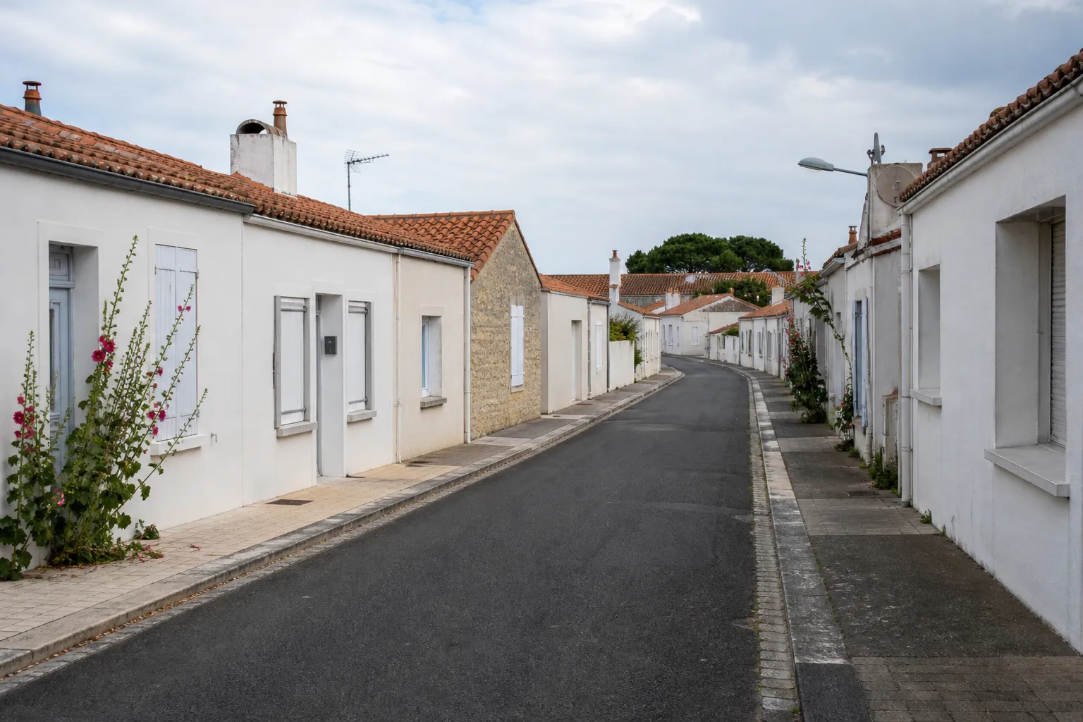 Rue résidentielle avec maisons basses enduites dans une ville de Vendée