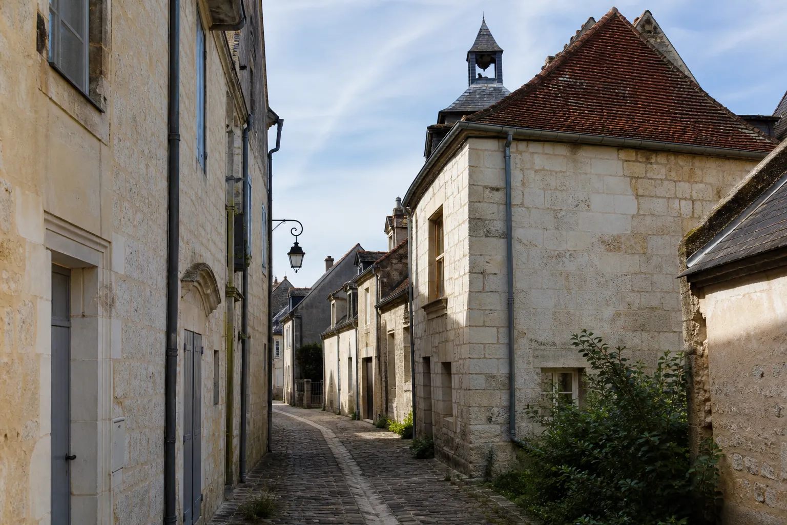 Rue de centre ancien avec maisons en pierre de taille
