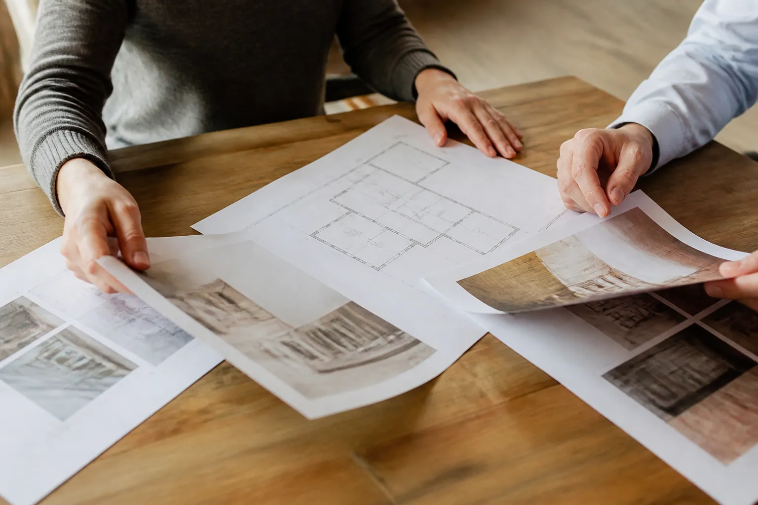 Acheteurs relisant des documents de vente sur une table avant la signature