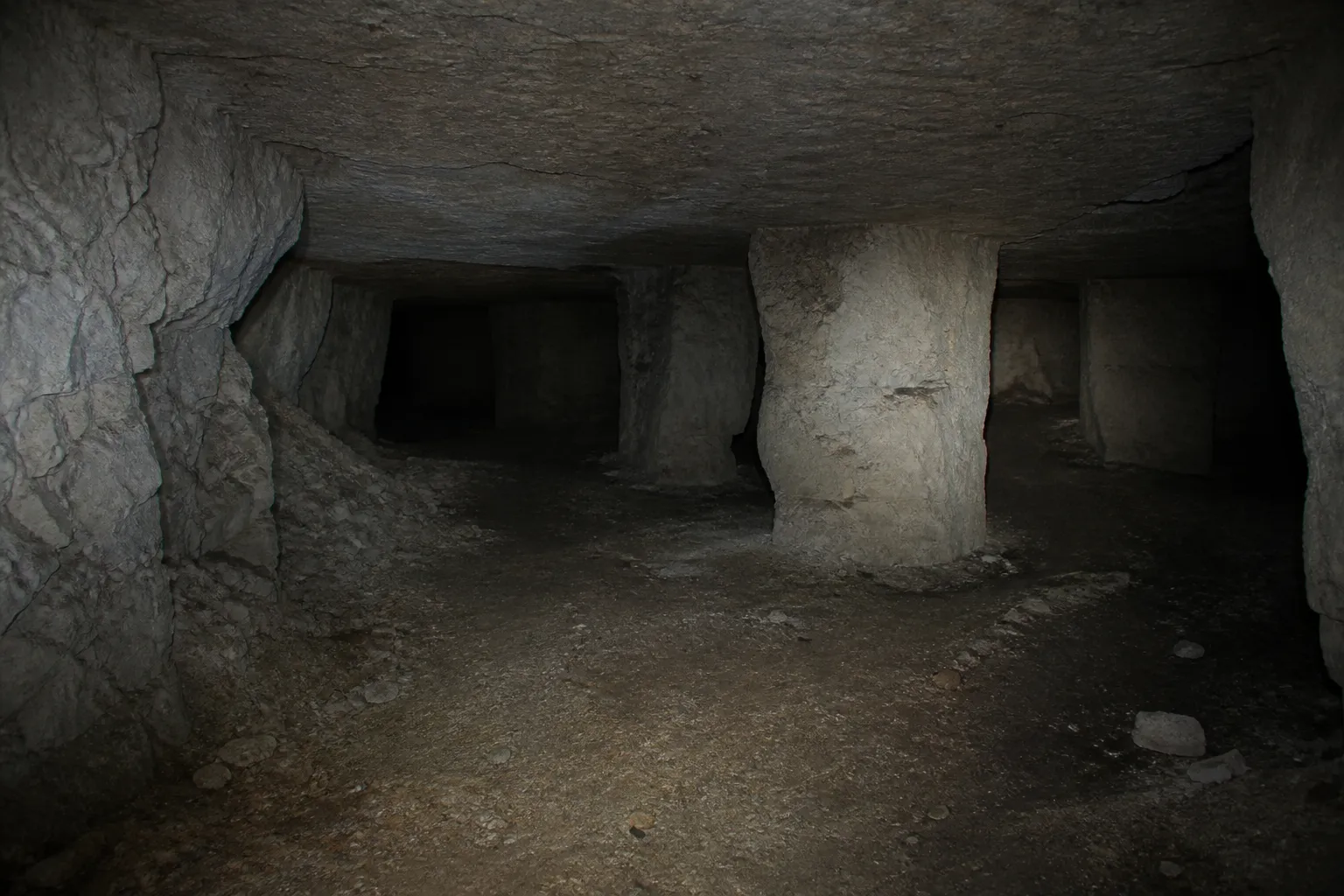 Galerie souterraine d’ancienne carrière de calcaire éclairée