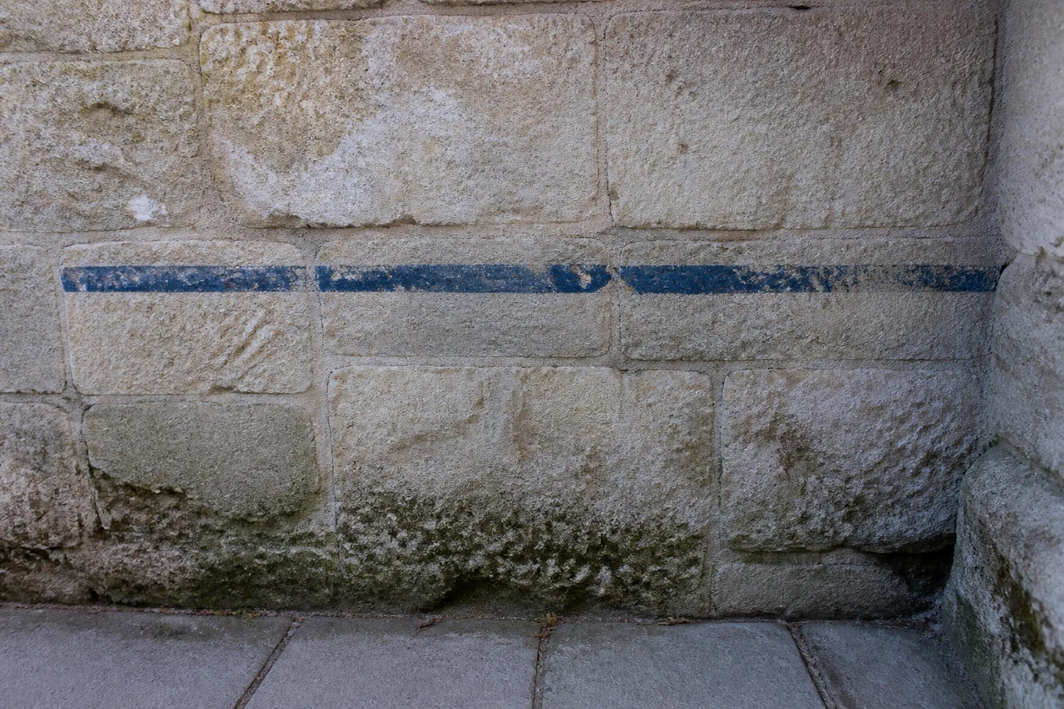 Repère de crue peint sur un mur ancien
