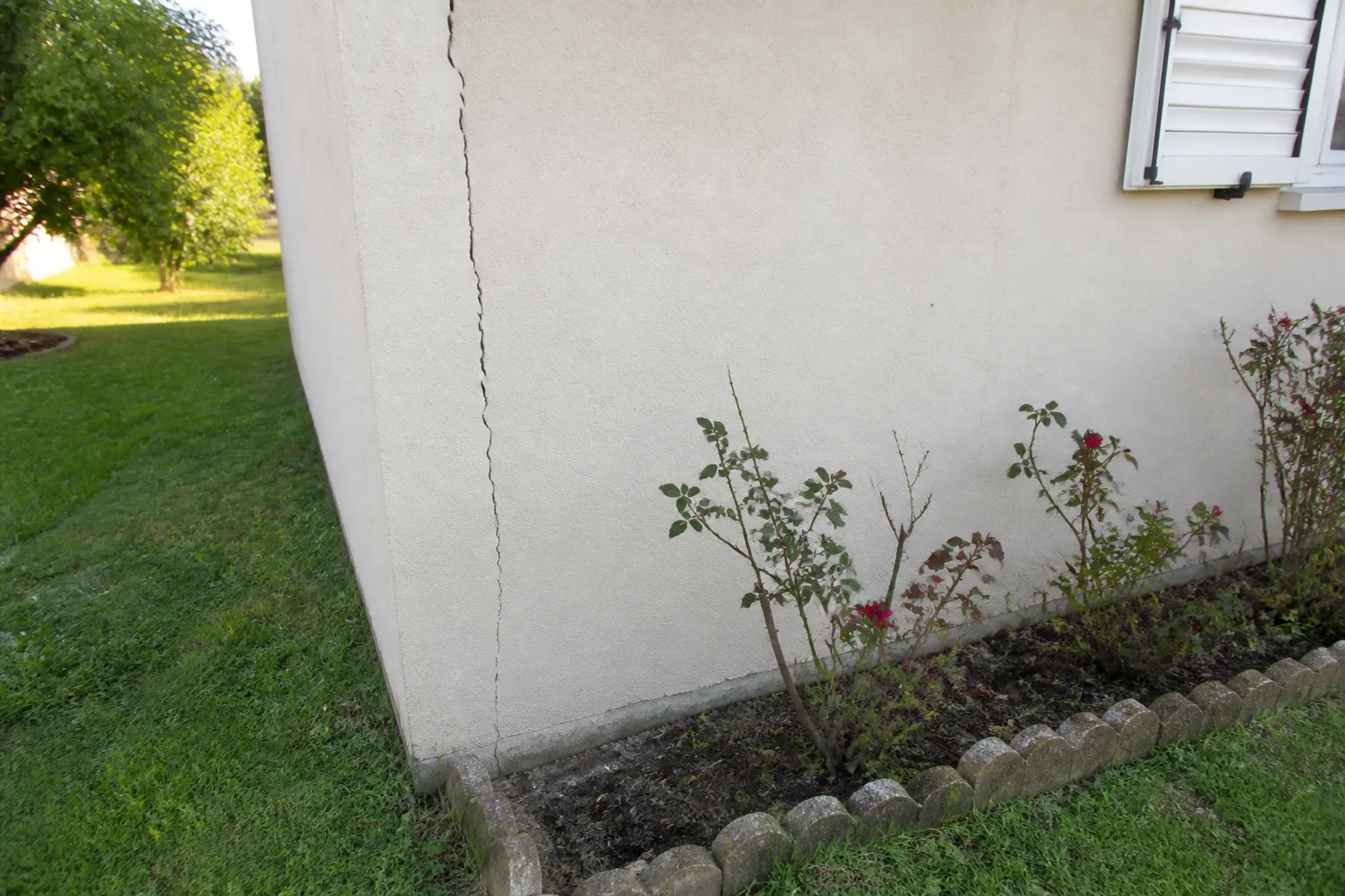 Façade de pavillon avec fissure verticale près d’un angle