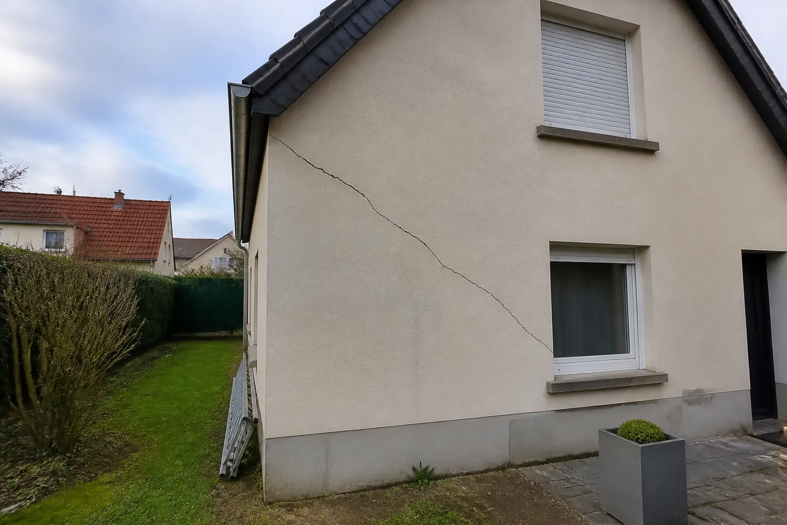 Pavillon avec jardin et fissure sur la façade