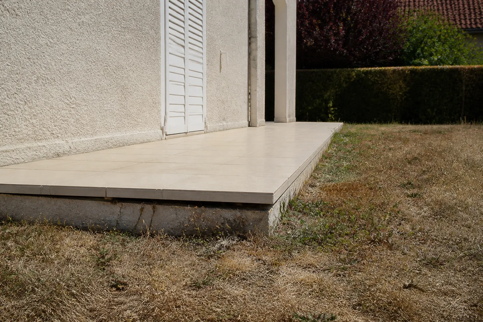 Terrasse décollée de la façade d'une maison