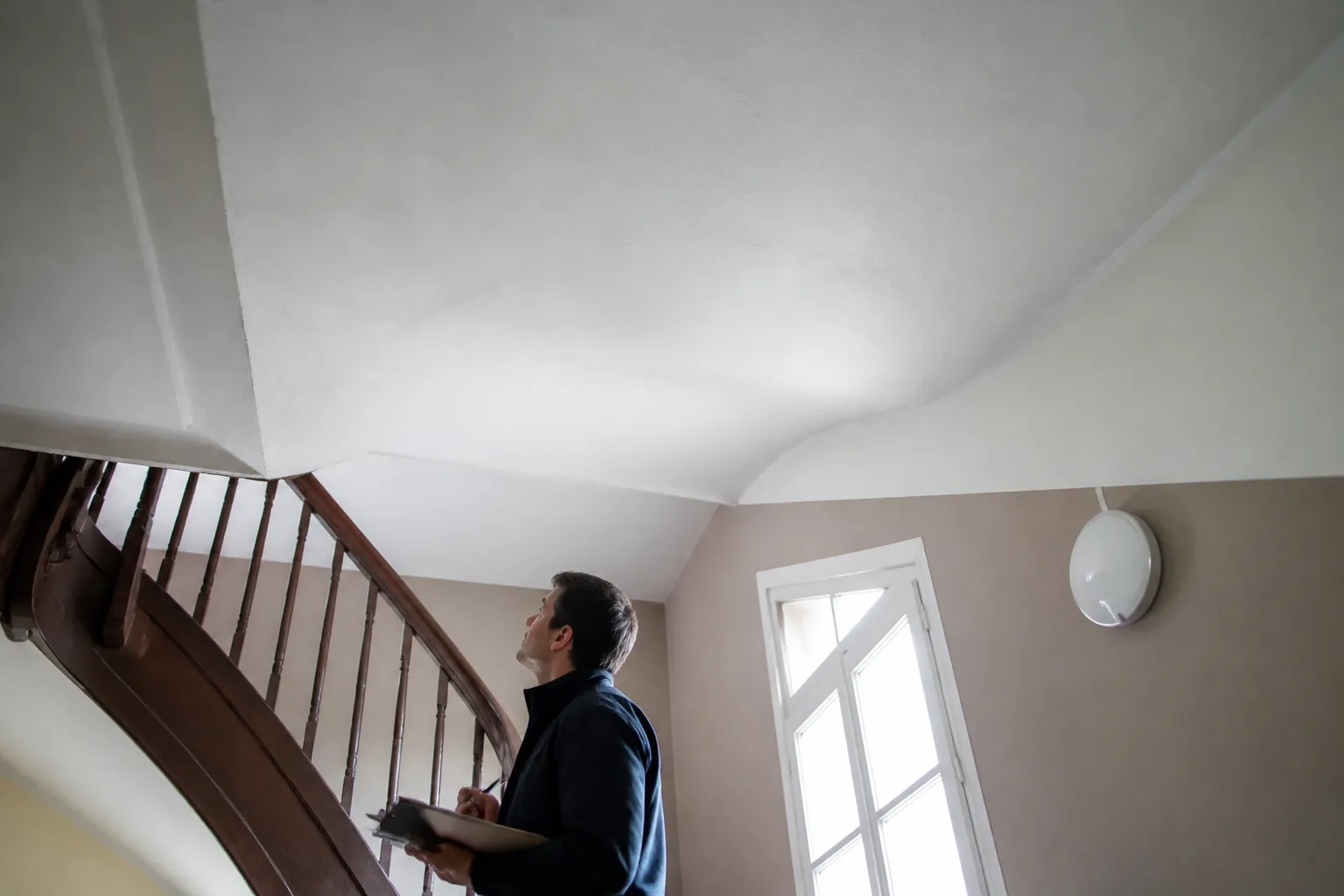 Cage d'escalier d'un petit immeuble résidentiel