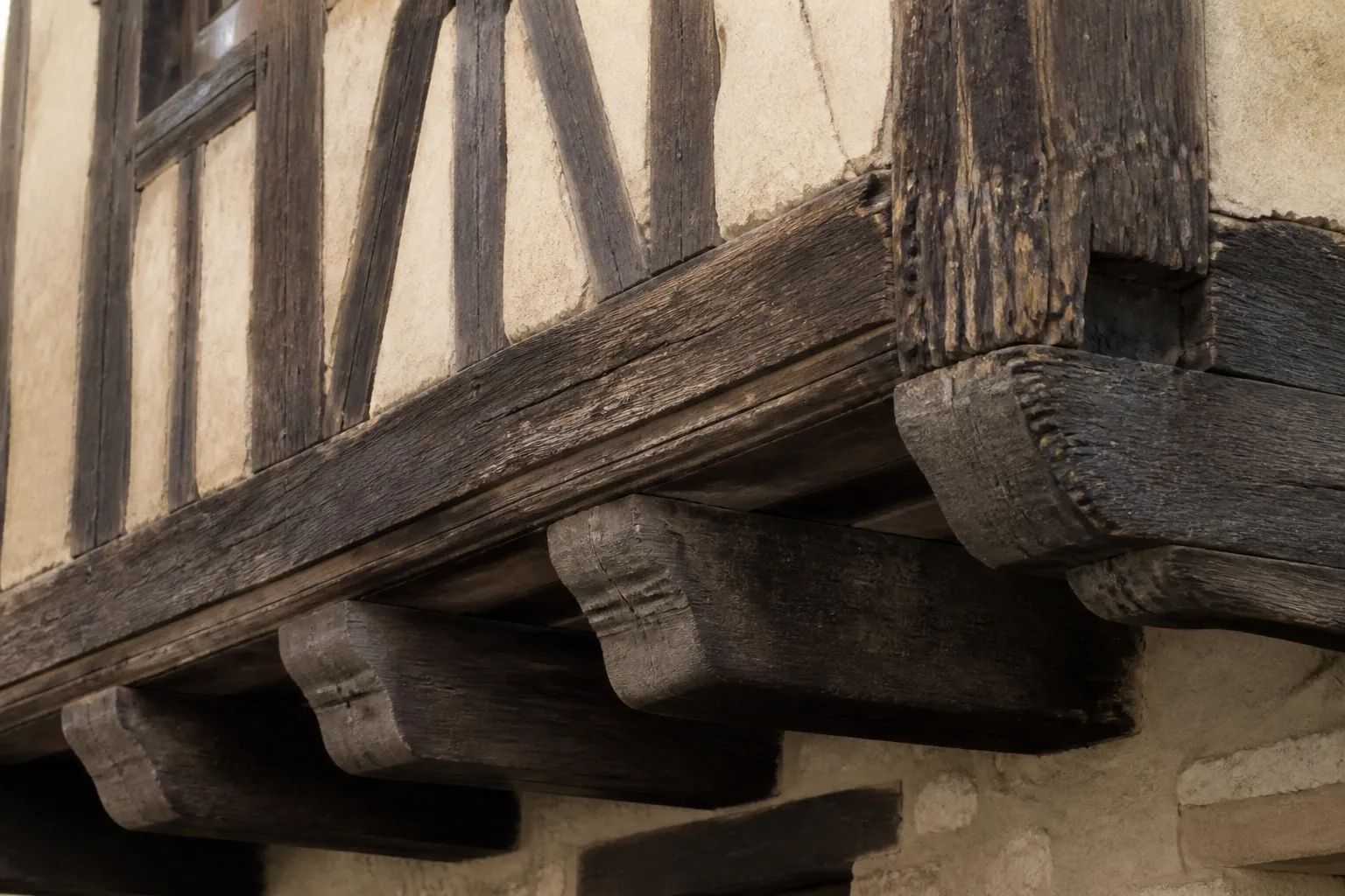 Détail d’un encorbellement à pan de bois sur solives saillantes