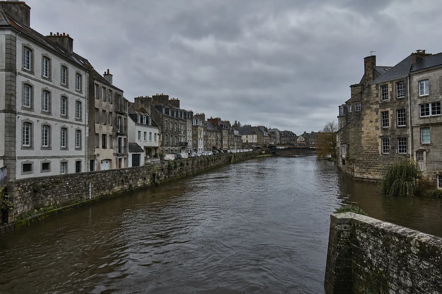 Rivière en ville bordée de quais et de façades anciennes