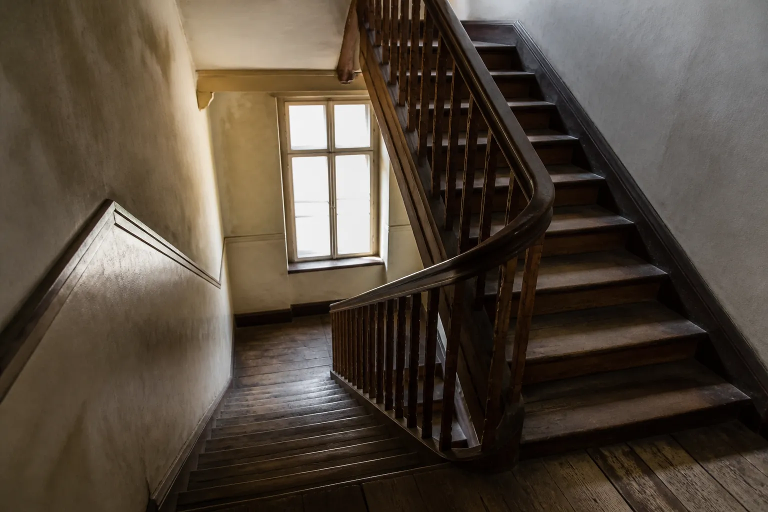 Cage d’escalier en bois d’un immeuble ancien en copropriété