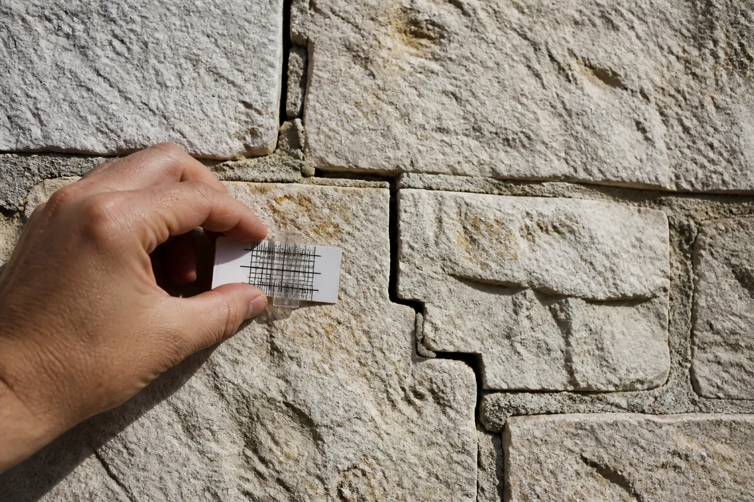 Fissure en escalier dans les joints d’un mur en moellons