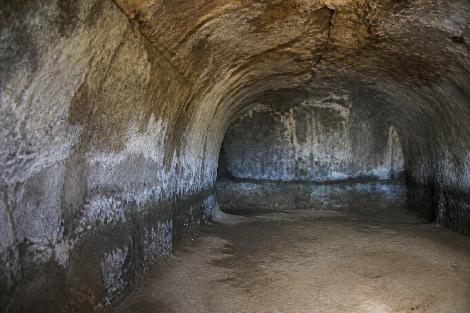 Cave ancienne avec traces d’humidité et marque de niveau d’eau
