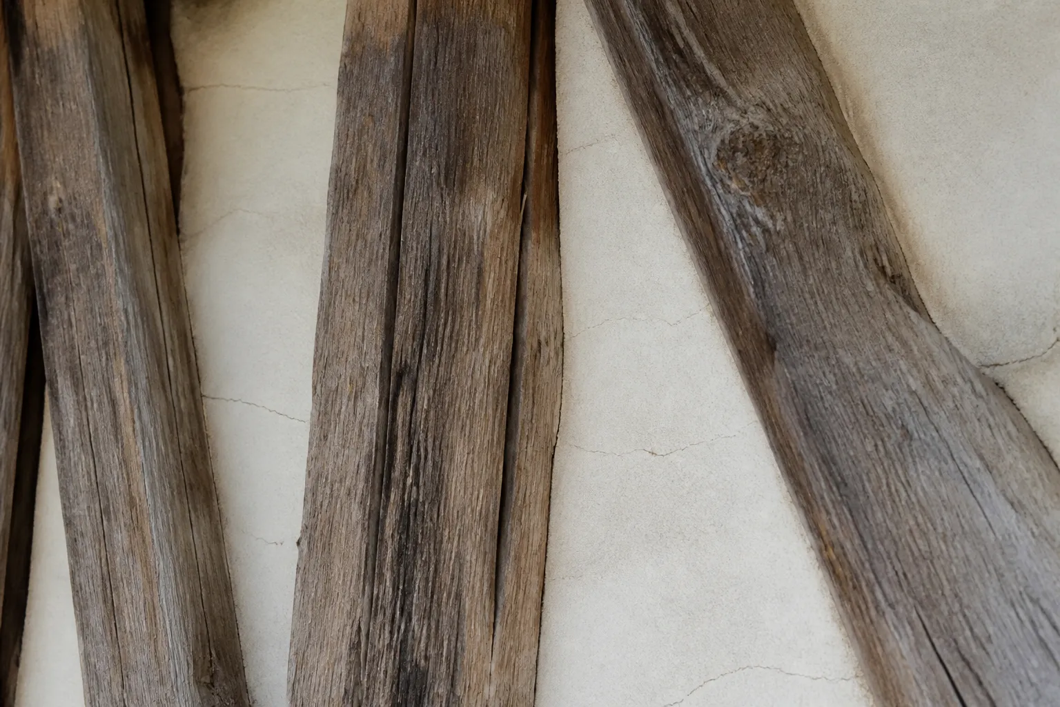 Détail d’un pan de bois avec remplissage enduit fissuré