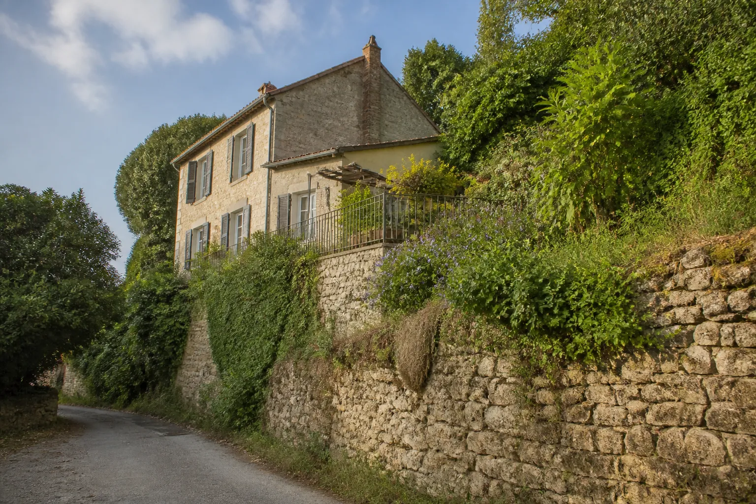 Maison sur un coteau avec mur de soutènement en pierre