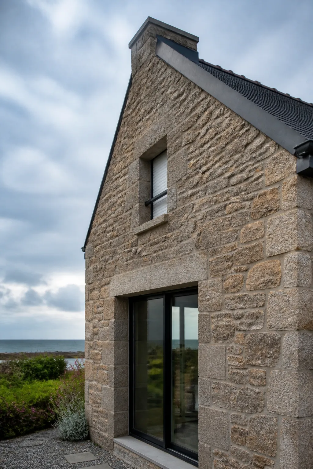 Expert en bâtiment examinant une maison en pierre de granit près du littoral à Saint-Malo