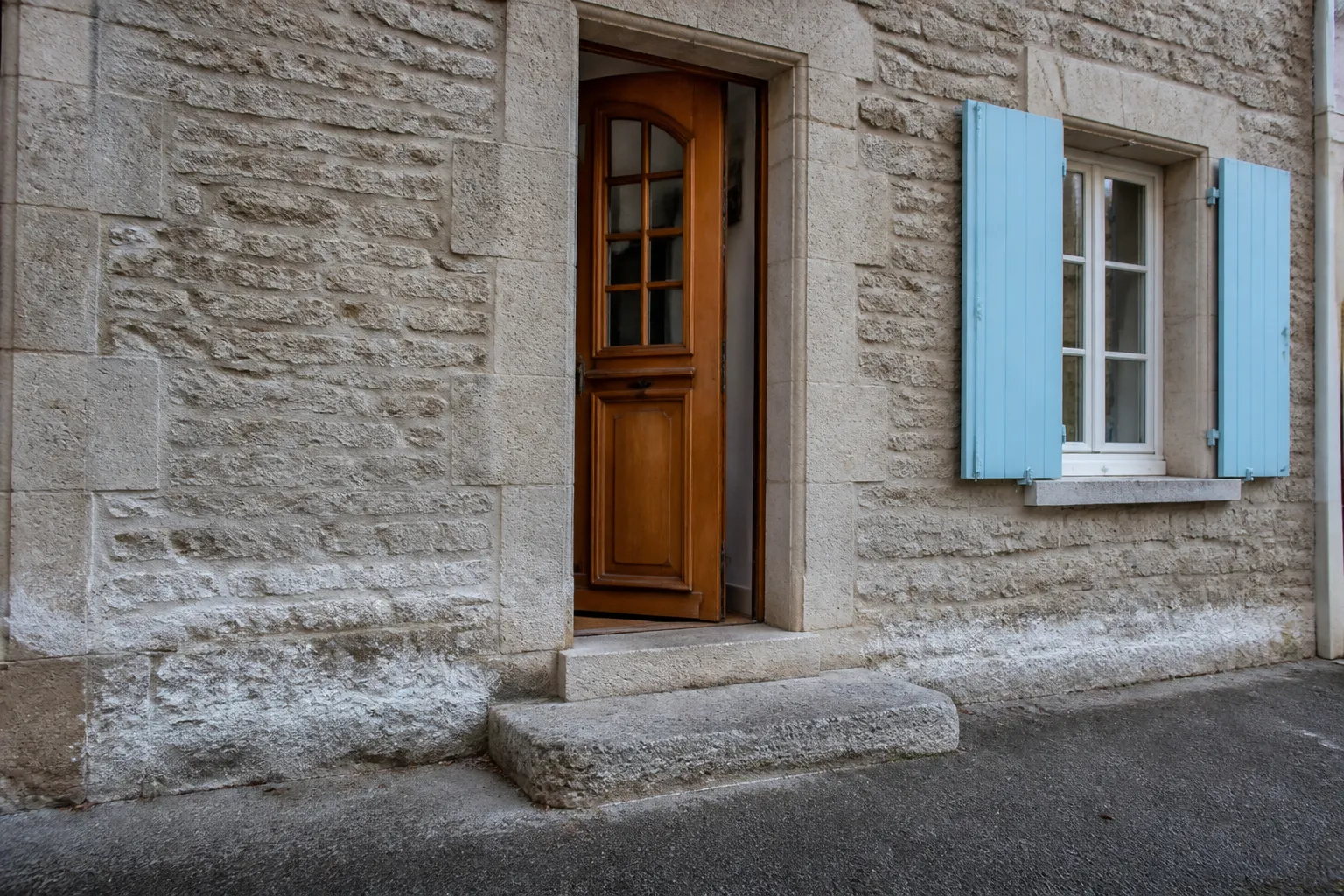 Rez-de-chaussée d’une maison côtière avec seuil surélevé et menuiseries basses