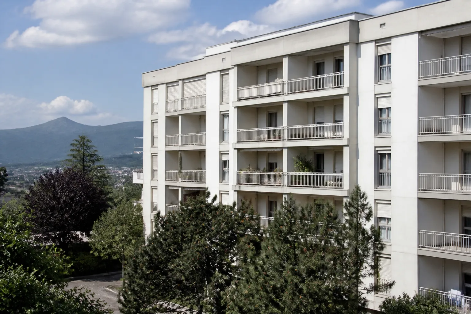 Résidence collective avec façades en béton et balcons