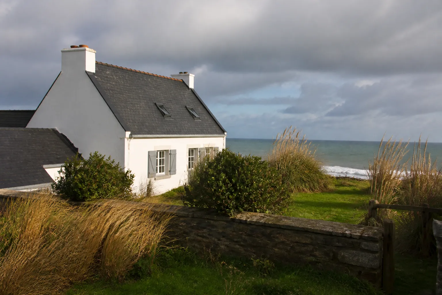 Maison proche de l’océan avec jardin et muret face au vent
