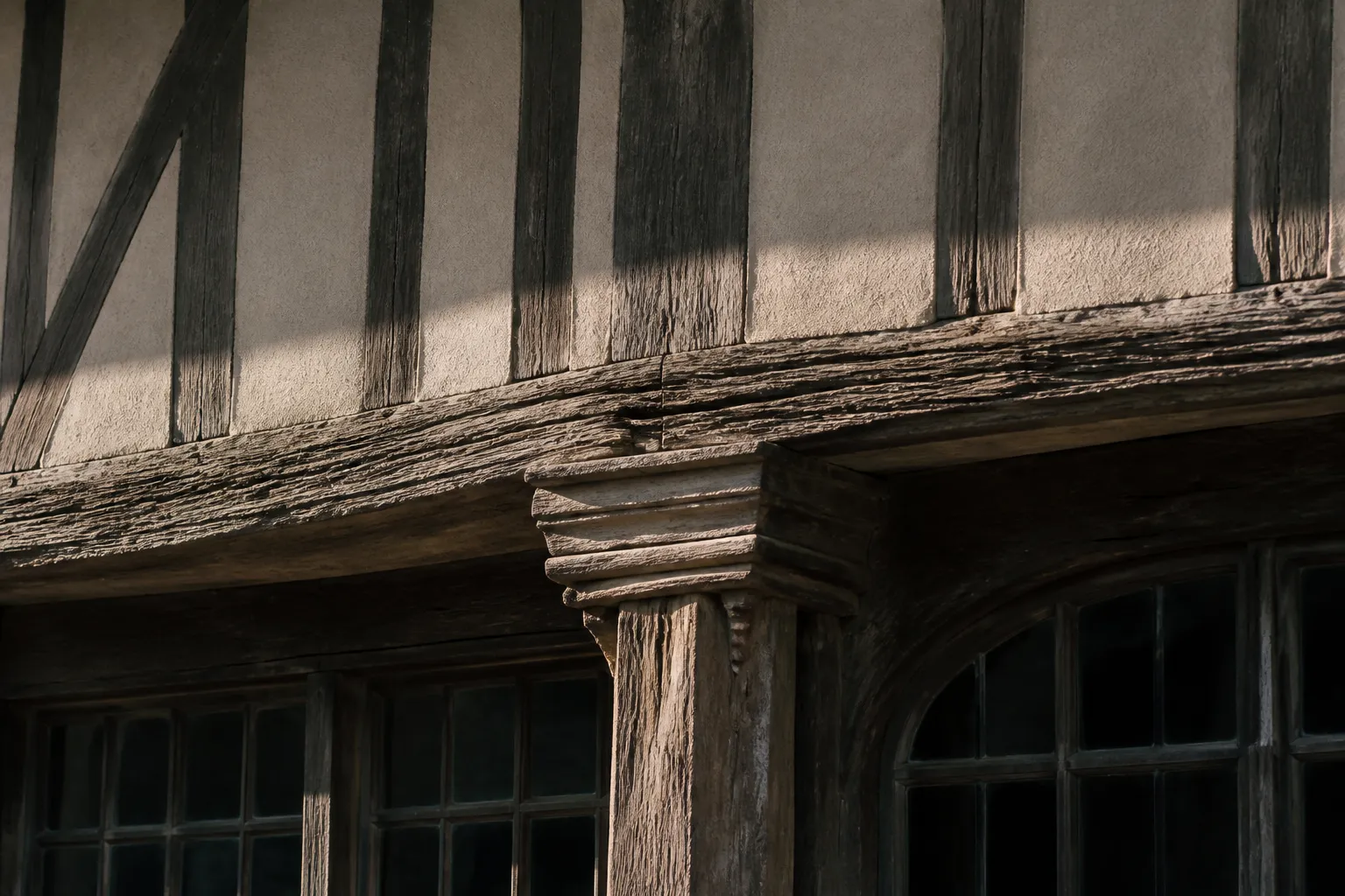 Façade ancienne à pans de bois et piliers en chêne