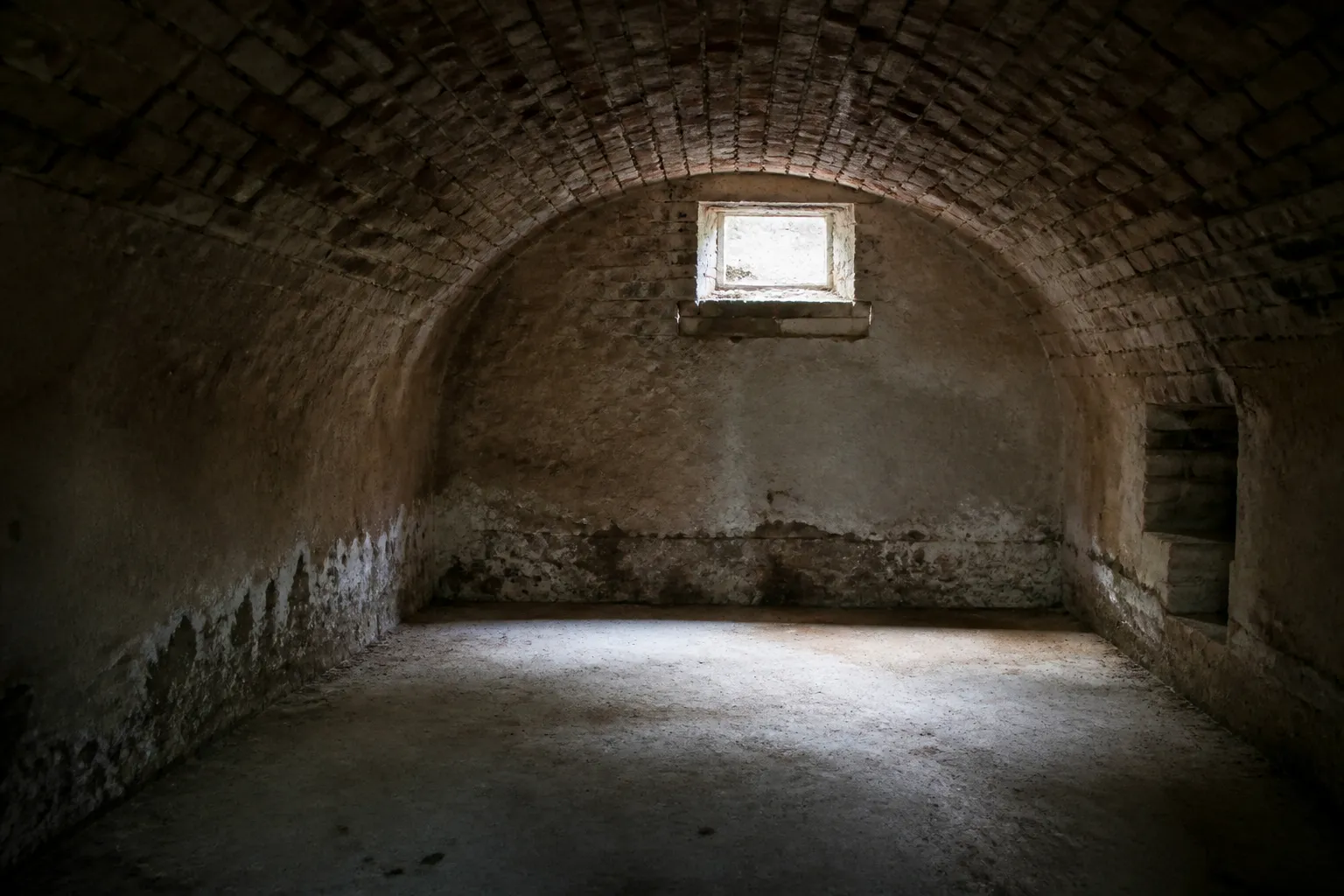 Cave ancienne en brique avec traces d'humidité