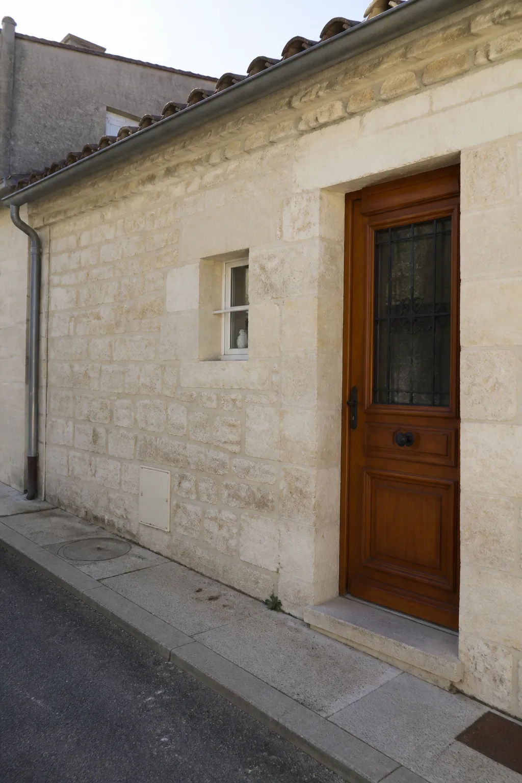 Maison de ville basse en pierre claire dans la métropole bordelaise