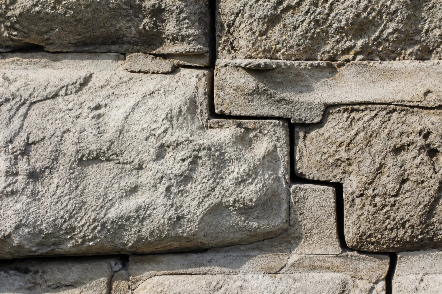 Fissure en escalier dans une maçonnerie de pierre
