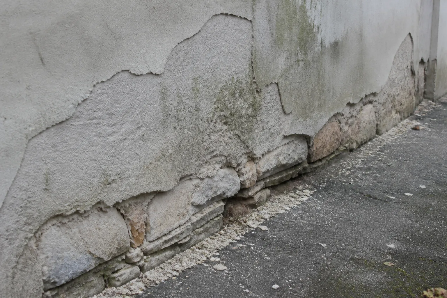 Enduit ciment qui se décolle en pied de mur
