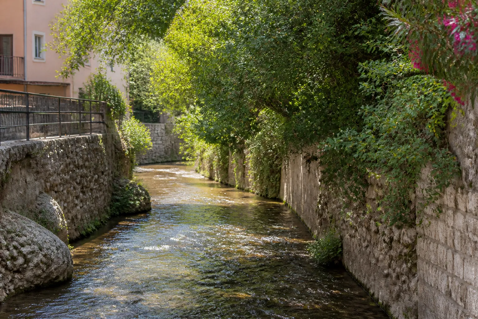 Cours d’eau canalisé traversant un quartier résidentiel méditerranéen