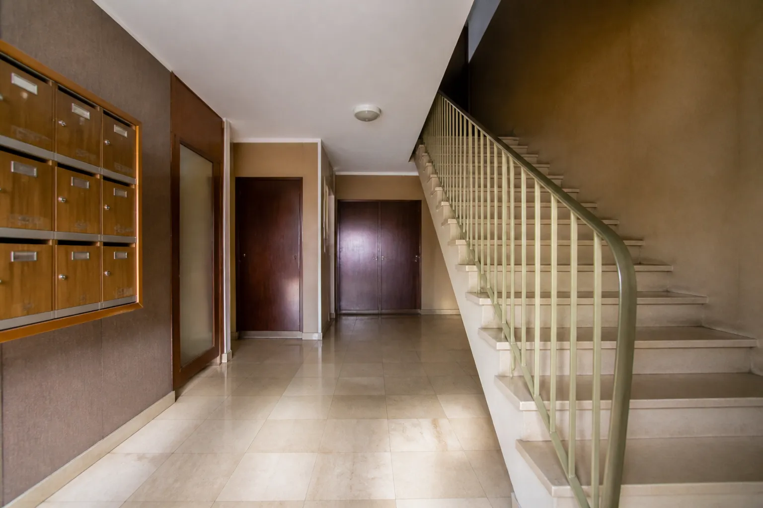 Hall et cage d'escalier d'une copropriété des années 1970