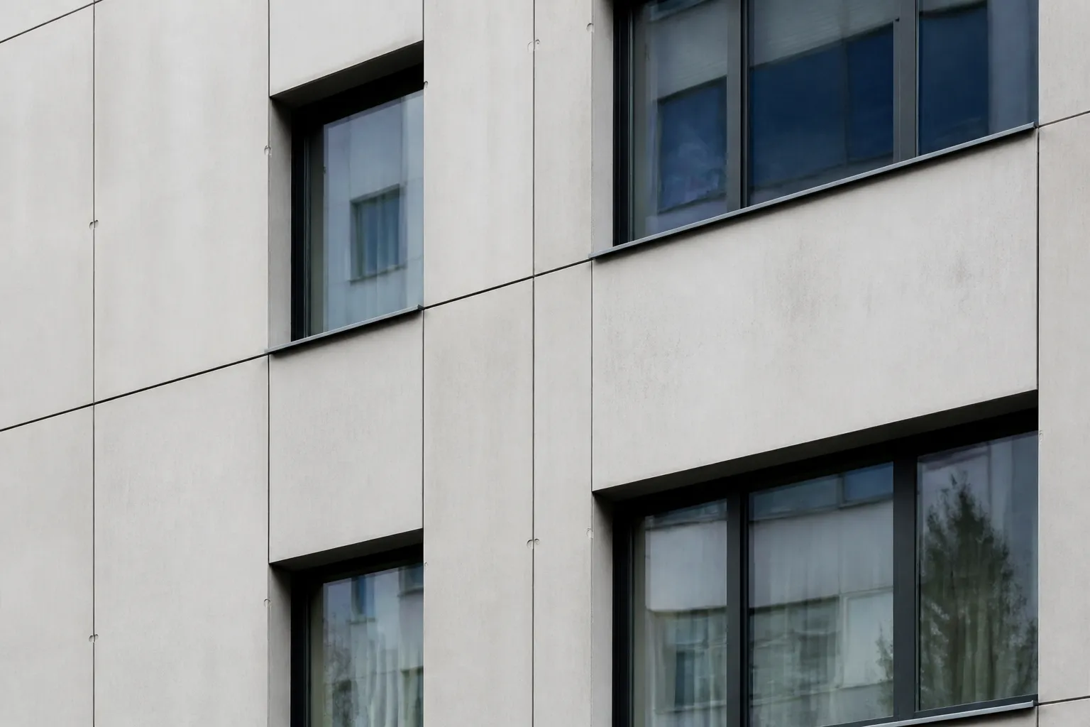 Façade en panneaux préfabriqués de béton avec joints visibles