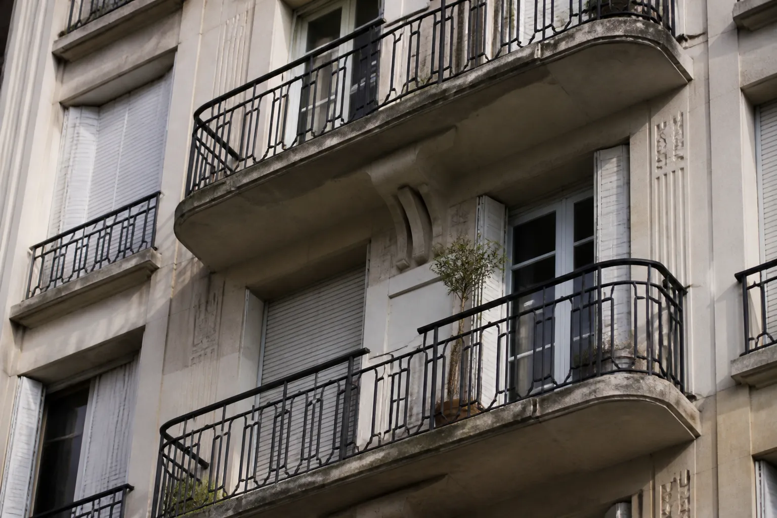 Façade d'immeuble de l'entre-deux-guerres avec balcons