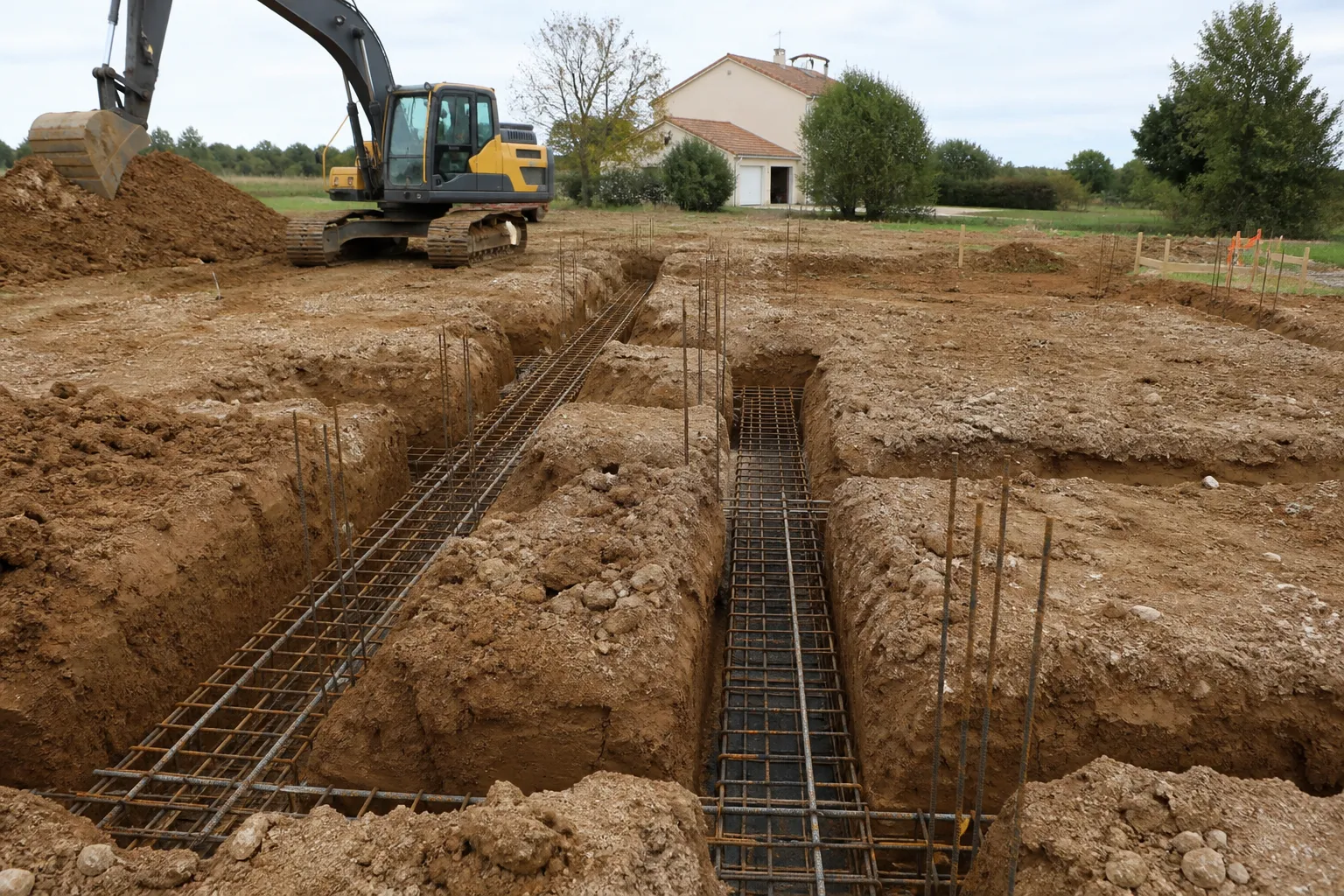 Fondations d'une maison en construction sur sol argileux
