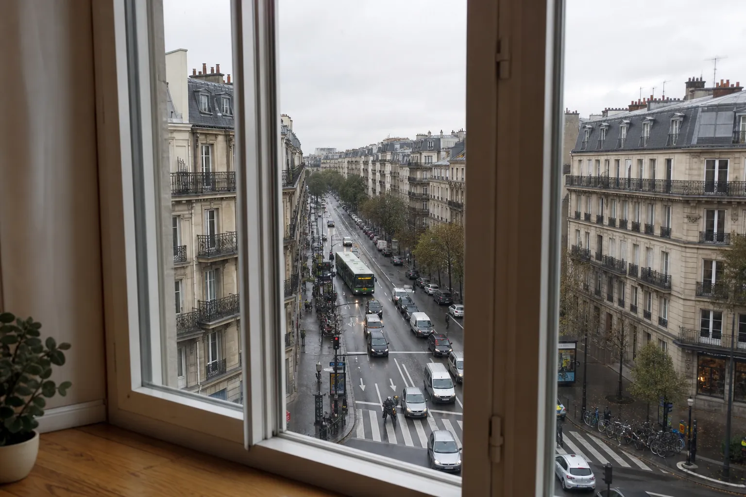 Fenêtre d'appartement donnant sur une rue animée