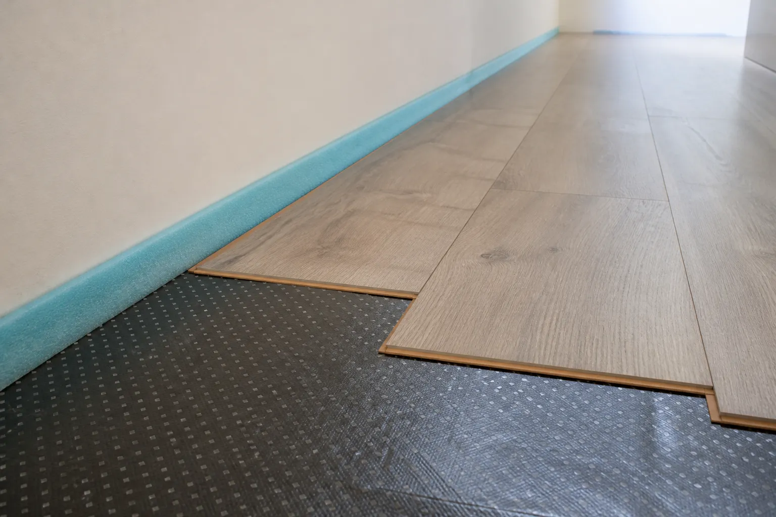 Pose d'un parquet avec sous-couche acoustique