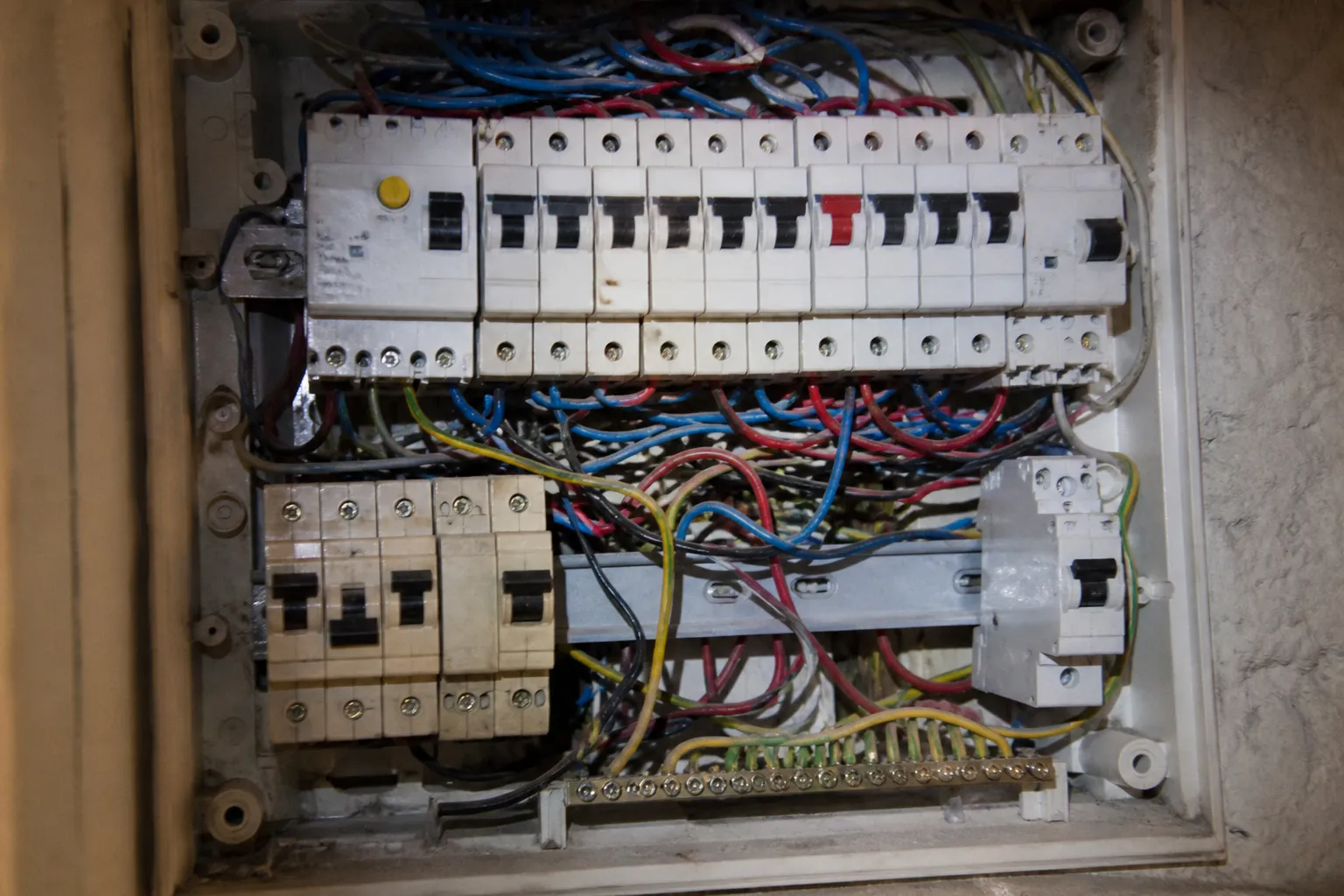 Tableau électrique refait de façon artisanale