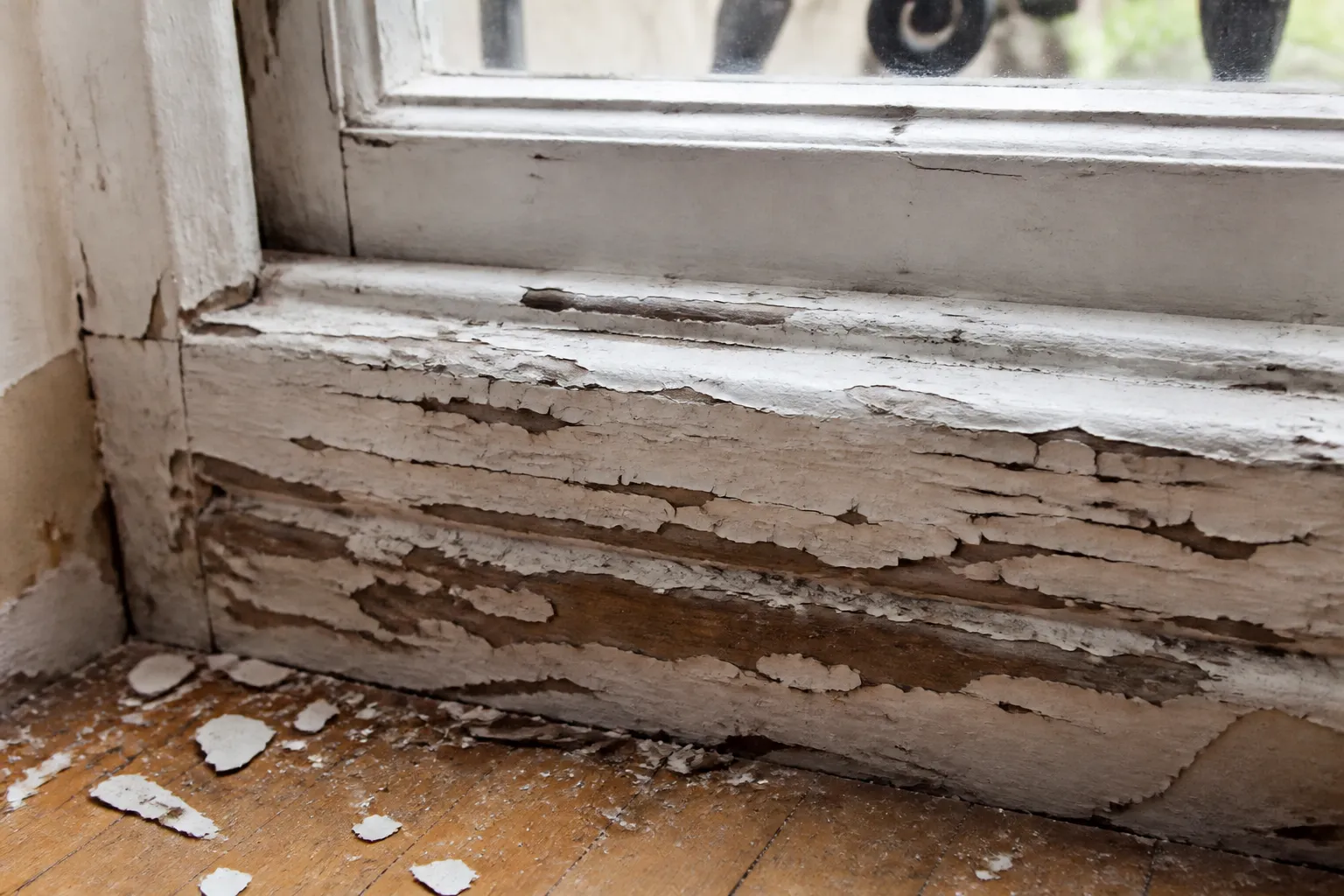 Peinture ancienne écaillée sur une fenêtre en bois