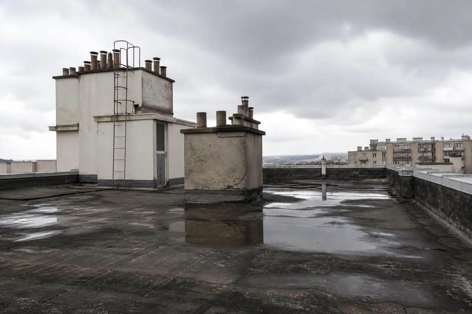 Toiture-terrasse d'immeuble avec étanchéité dégradée