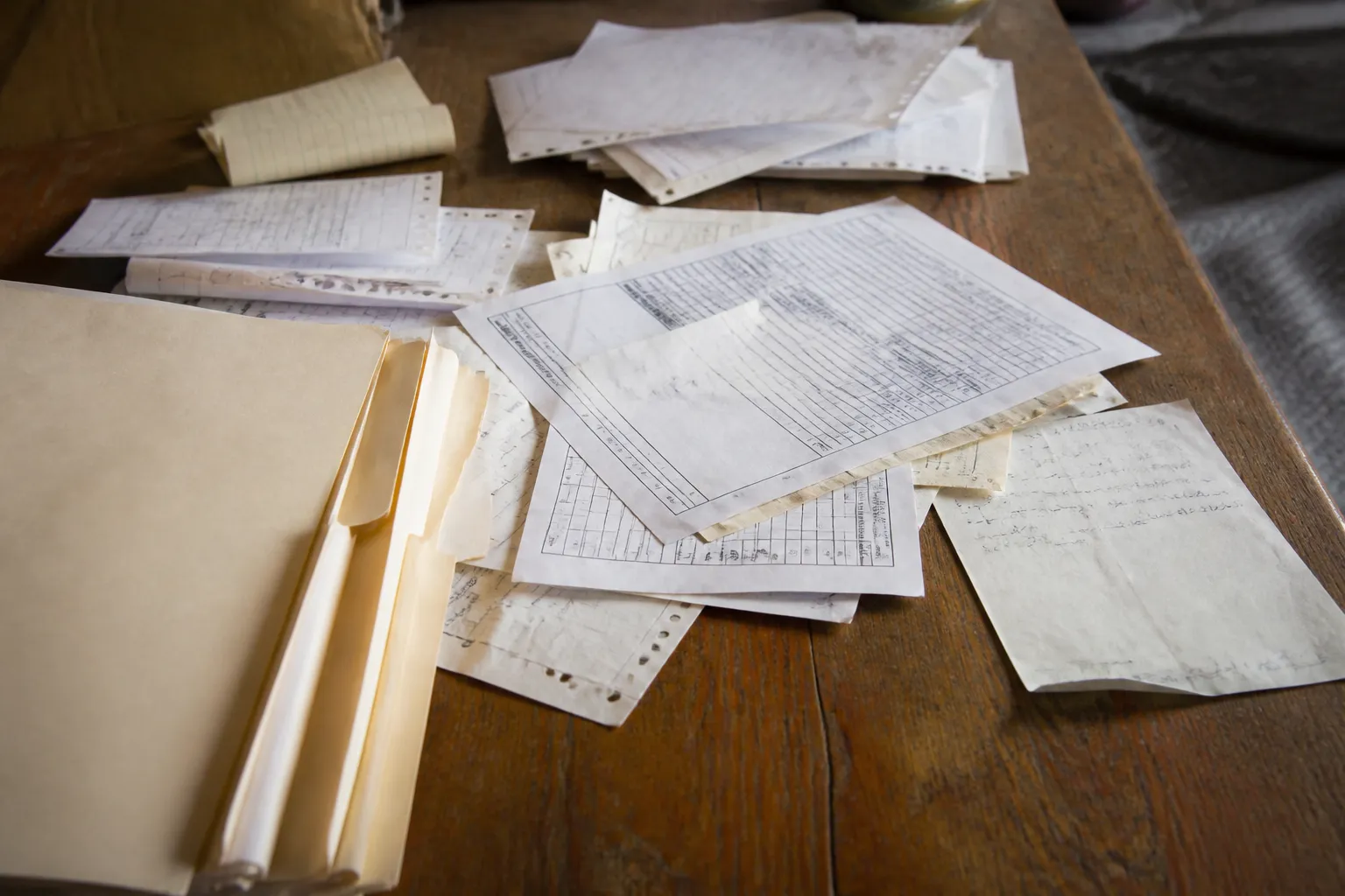 Anciennes factures de réparation retrouvées dans un dossier
