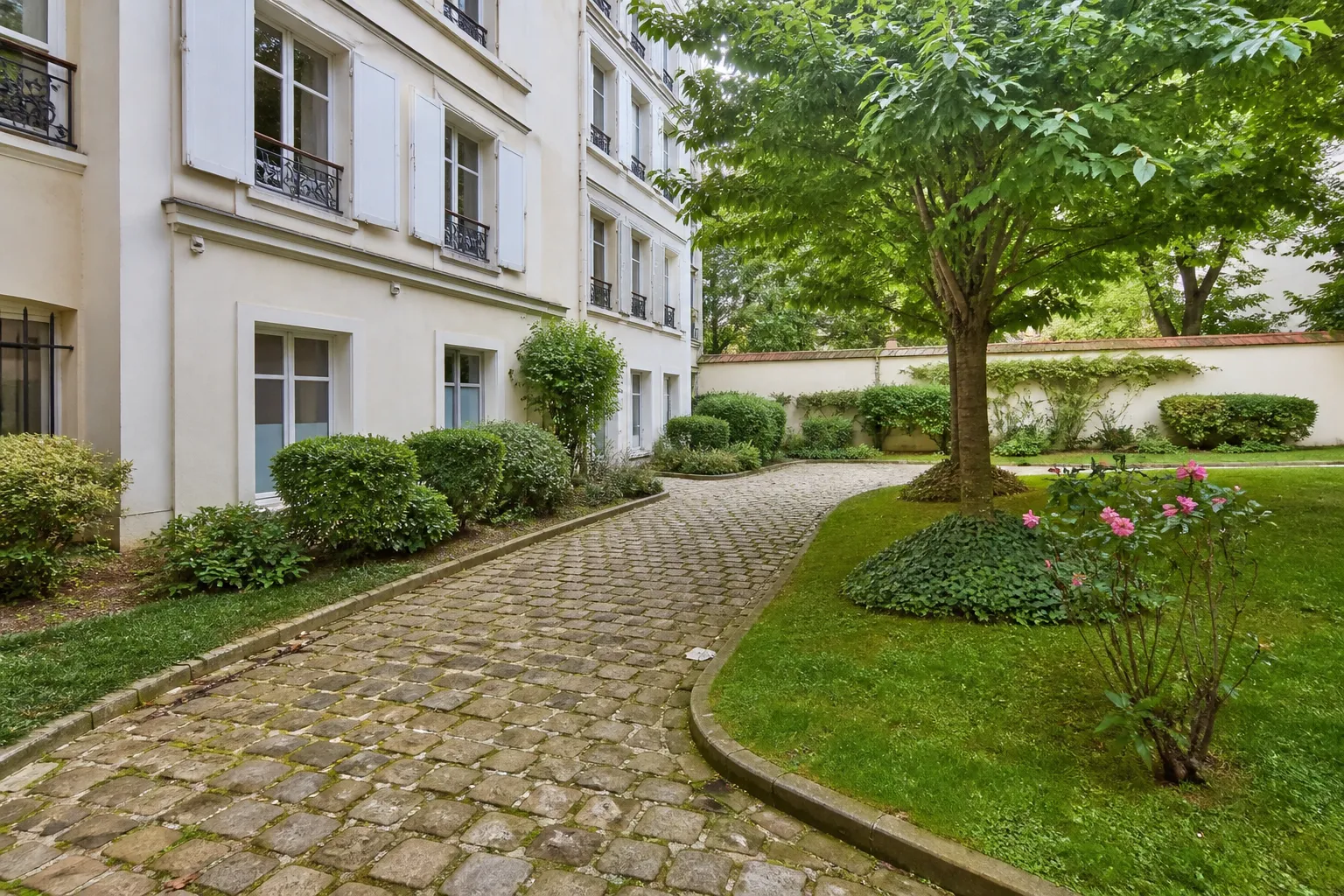 Cours, espaces verts et abords